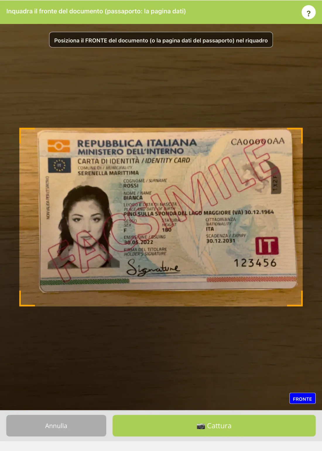Scansione del fronte della carta d'identità con l'app ContAttiva su iPad